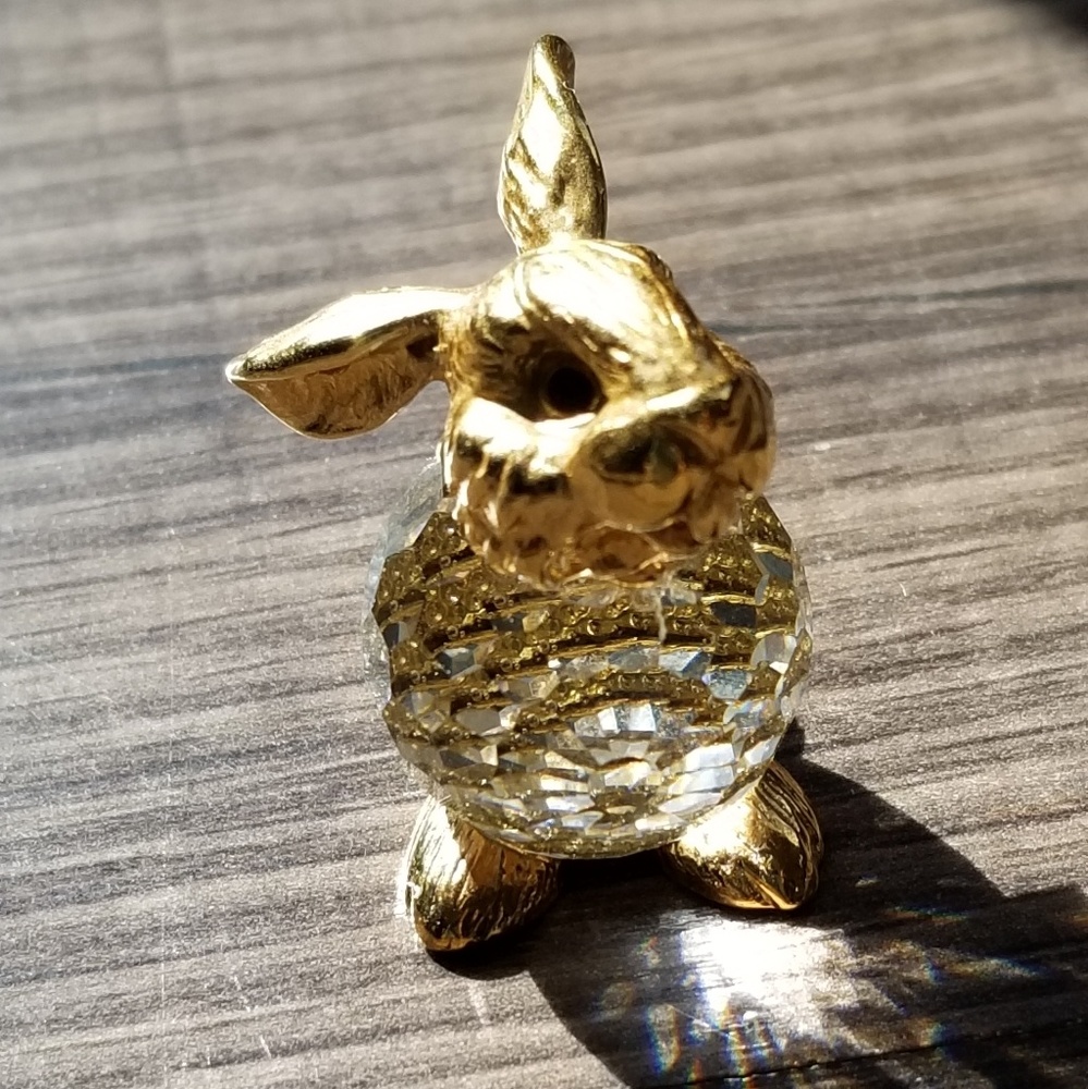 Bunny rabbit figurine, with a Swarovski®️ cut crys